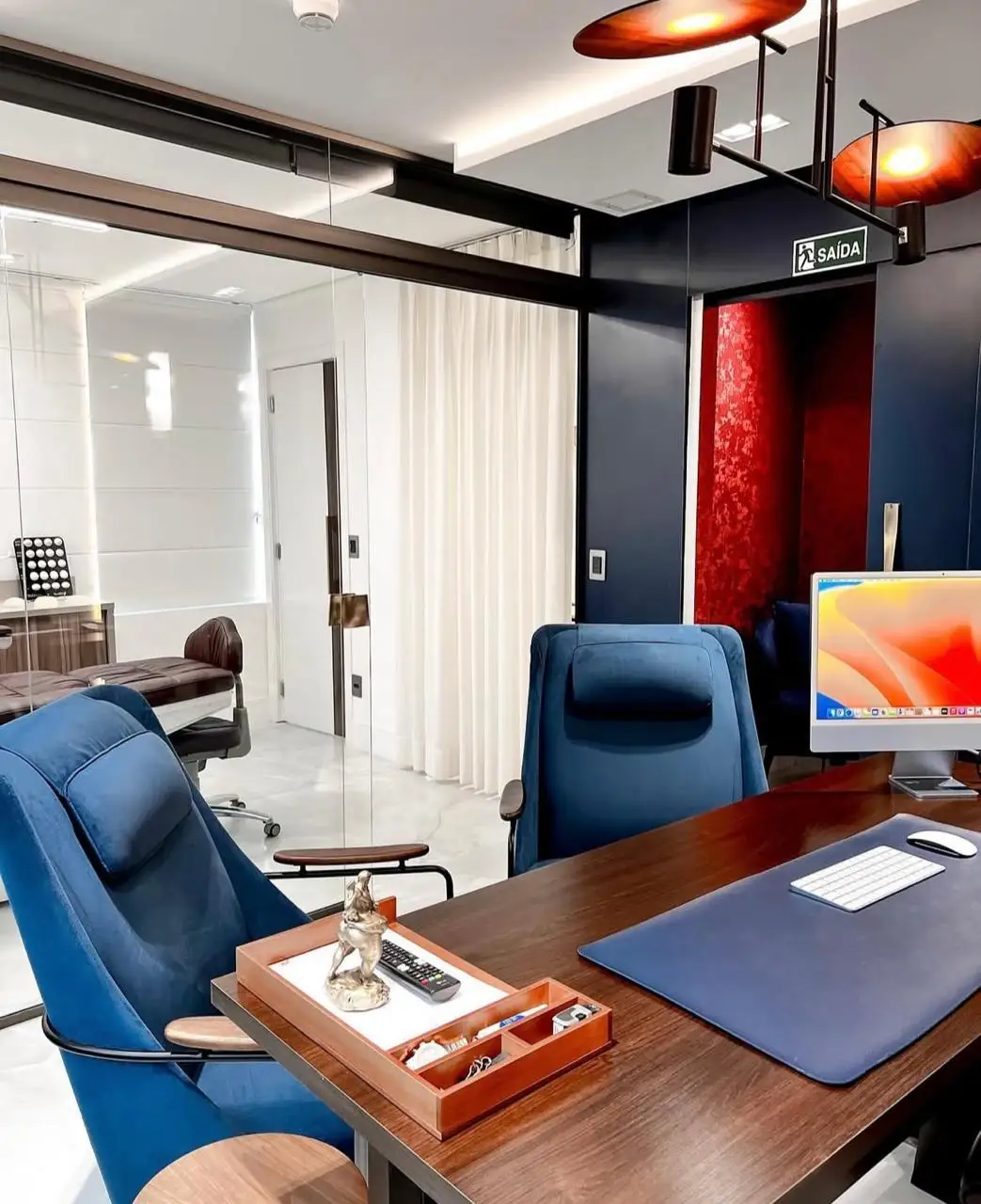Mesa do doutor no consultório, onde o plano é desenhado
