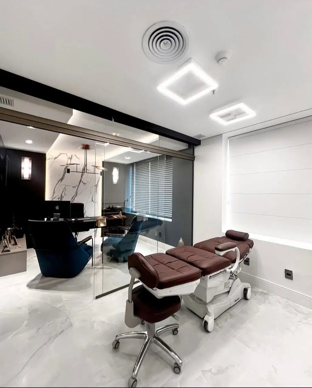 Consultório com mesa de exame e iluminação suave