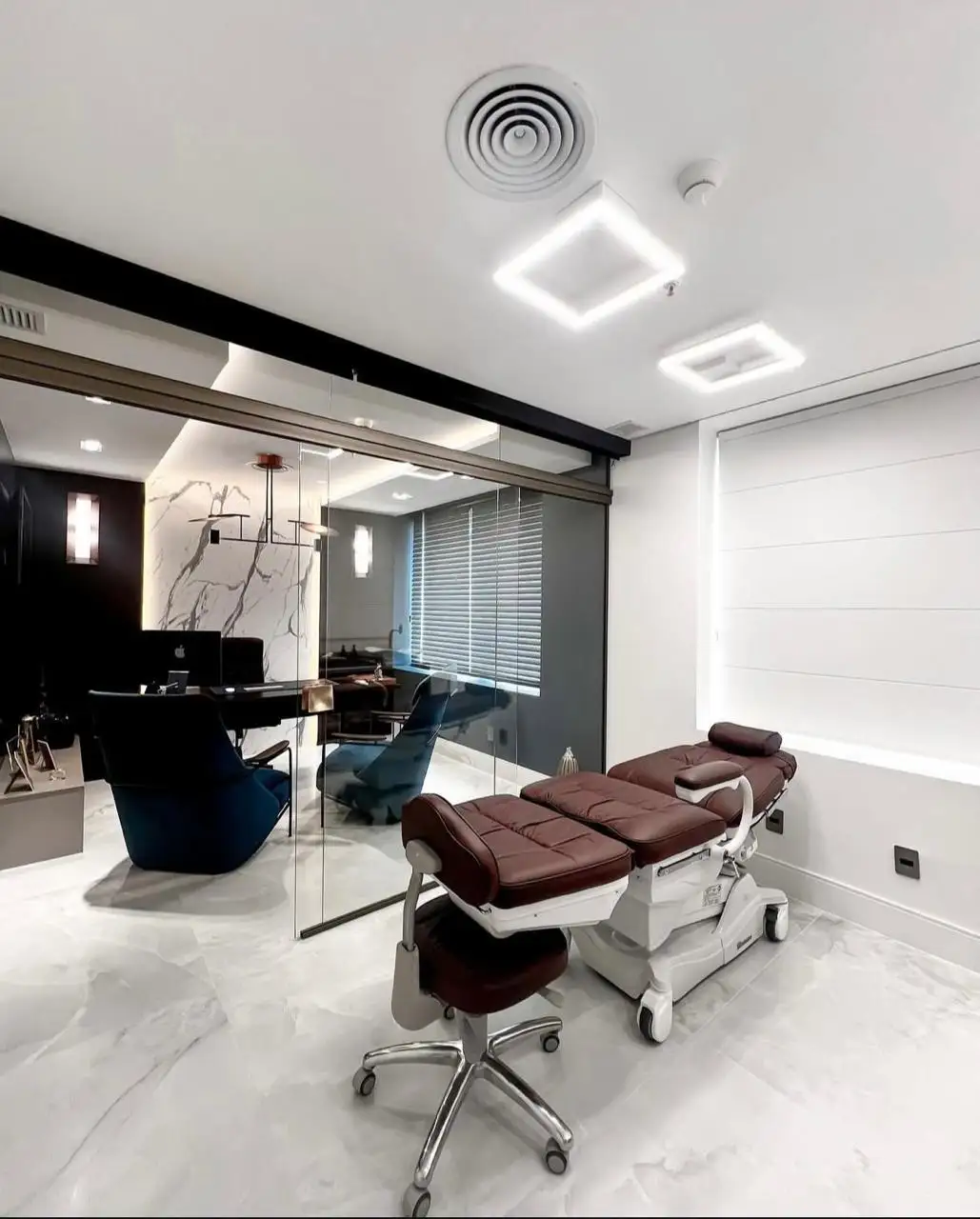 Consultório com mesa de exame e iluminação suave
